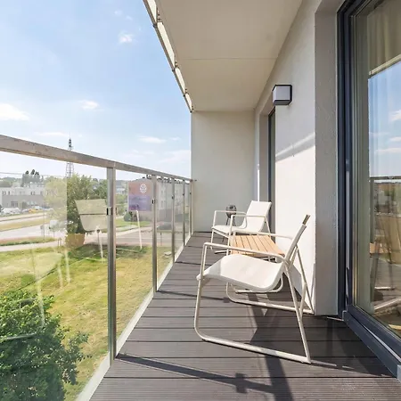 Bright In With Balcony And Parking By Renters *