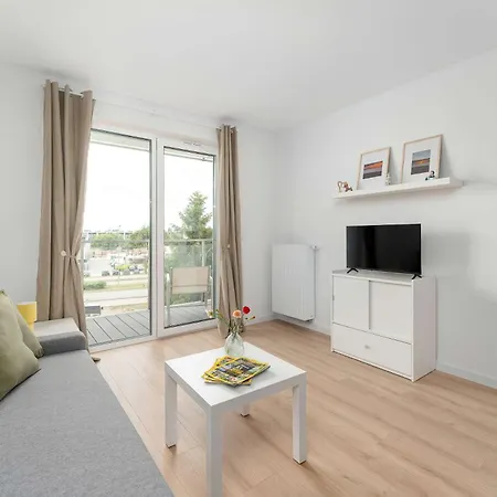 Bright In With Balcony And Parking By Renters Apartment *
