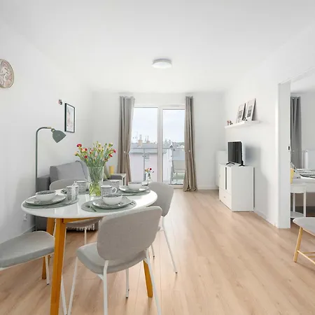 Bright In With Balcony And Parking By Renters Apartment