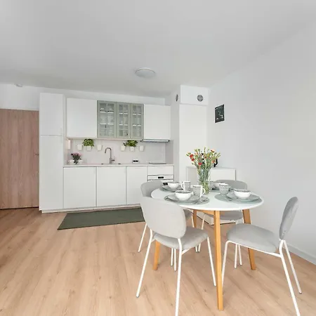 Bright In With Balcony And Parking By Renters Kołobrzeg