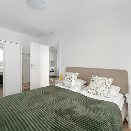 Bright In With Balcony And Parking By Renters Appartement